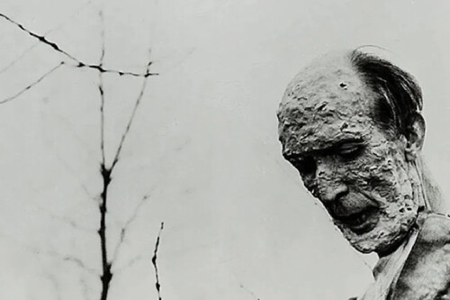 Una de las peores películas de la historia había quedado inacabada. Otro director la retomó, cambió el guion, le puso una voz en off sin sentido al final y la estrenó por las buenas 