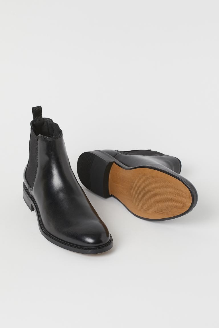 Botas Chelsea en piel brillante con elásticos laterales y trabilla detrás. Forro de algodón orgánico y plantillas de piel.
