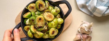 Coles de Bruselas al ajillo, una forma fácil para comer más de esta verdura rica en vitamina C, fibra y antioxidantes