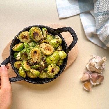 Coles de Bruselas al ajillo, una forma fácil para comer más de esta verdura rica en vitamina C, fibra y antioxidantes