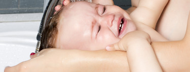 ¿Por qué a mi bebé no le gusta el baño?
