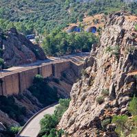 España tiene decenas de carreteras abandonadas que nadie usa porque están reventadas. El Gobierno quiere revivirlas como "carreteras históricas"