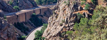 España tiene decenas de carreteras abandonadas que nadie usa porque están reventadas. El Gobierno quiere revivirlas como "carreteras históricas"