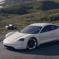 Este vídeo 4K de drones DJI es la excusa perfecta para ver al Porsche Mission E paseando por las montañas de Austria