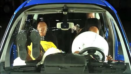 El RACE y Goodyear estrellan un coche en este vídeo que demuestra lo peligroso de viajar con los pies en el salpicadero