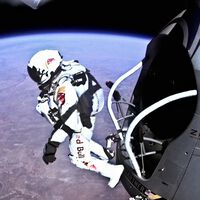 Ele não precisou de um foguete para virar astronauta: a história insana do paraquedista que saltou do espaço e sobreviveu a uma queda supersônica