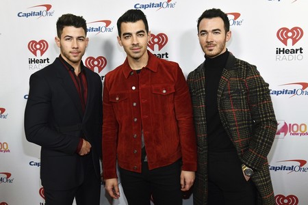 Así se abrigan con estilo los Jonas Brothers, con un look perfecto para copiar estas Navidades