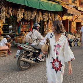 Pedro del Hierro tira el precio del vestido boho midi que llevaremos 24/7 los días más calurosos con sandalias planas 