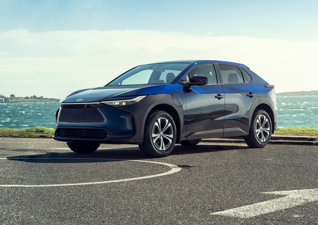 Toyota replantea su estrategia con el coche eléctrico: producirá un 33% menos en 2026 y adelanta una cifra que parece imposible  