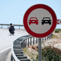 La DGT modifica la norma de adelantamiento a ciclistas y ciclomotores para reforzar la seguridad y evitar accidentes