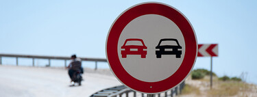 La DGT modifica la norma de adelantamiento a ciclistas y ciclomotores para reforzar la seguridad y evitar accidentes