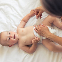 Mi bebé no hace caca: qué podemos hacer para ayudarle