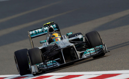 Lewis Hamilton obtiene la primera pole position con Mercedes en una sesión polémica