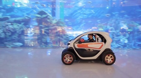 Romain Grosjean y Pastor Maldonado se dan una vuelta en un Renault Twizy por un centro comercial de Dubái