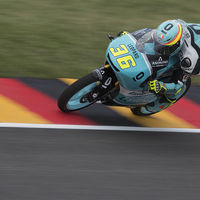 Con neumático duro, Joan Mir domina los libres del viernes en Moto3 en Alemania