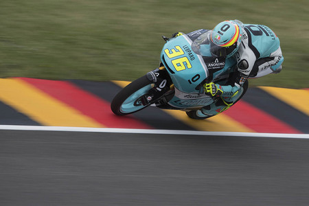Con neumático duro, Joan Mir domina los libres del viernes en Moto3 en Alemania