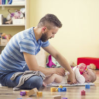 Permiso de paternidad de cinco semanas y ayudas de mil euros para la guardería, un paso más cerca 