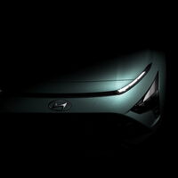 El Hyundai Bayon se asoma en la penumbra, un nuevo B-SUV basado en Accent e i20
