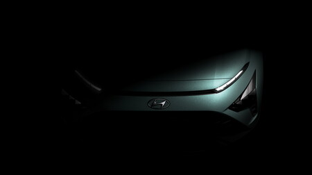 El Hyundai Bayon se asoma en la penumbra, un nuevo B-SUV basado en Accent e i20