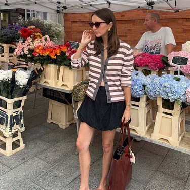 Las nuevas New Balance súper minimalistas que llevan las chicas clásicas a la oficina y el gimnasio 