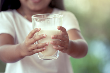 La conmovedora historia de una niña que ha invertido sus ahorros en comprar leche para sus compañeros de clase