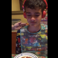 "Este es mi hermano y sufre ataques de ansiedad debido a los petardos": el vídeo para concienciar sobre la hipersensibilidad en el autismo 