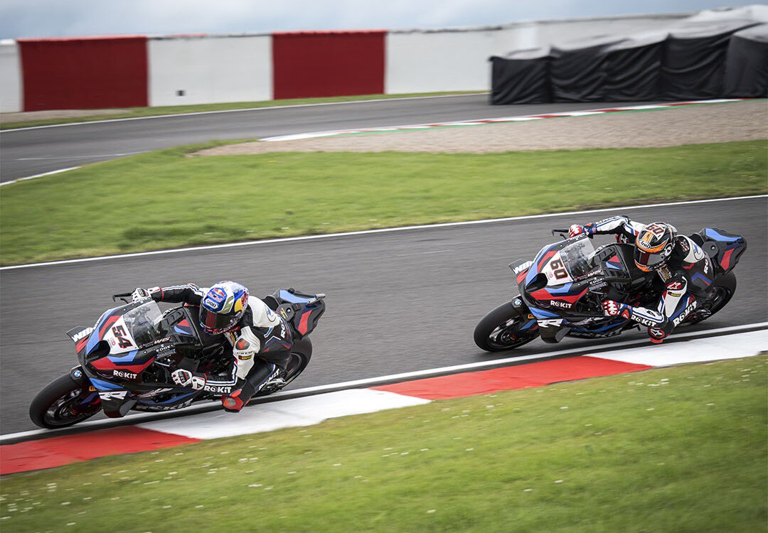 Toprak Razgatlioglu se da un festín en Donington y Álvaro Bautista remonta hasta el podio con su Ducati 