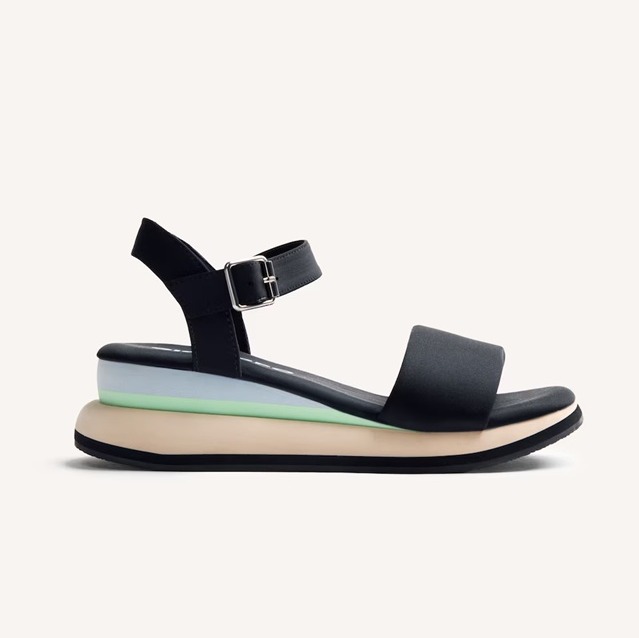 Sandalias de cuña con estilo deportivo y acentos de color de Gioseppo

