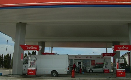 El consumo de gasolina y gasóleo cae un 6,4% en los últimos doce meses