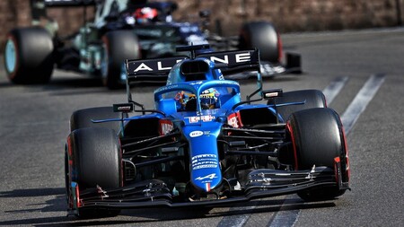 La magia de Fernando Alonso volvió en Bakú: una exhibición de adelantamientos para tapar las carencias de Alpine