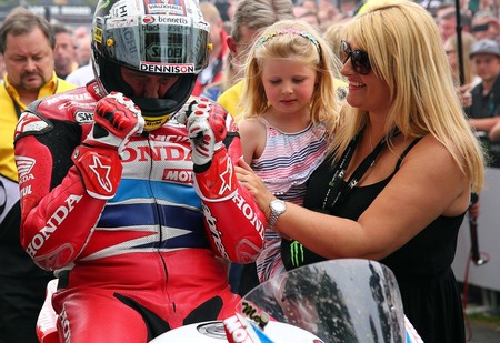 John Mcguinness Su Mujer E Hija Iomtt 2015