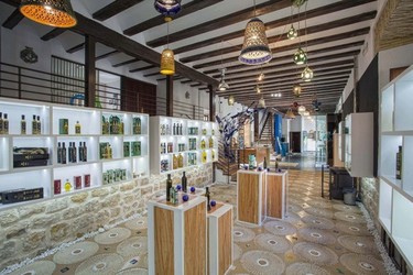 Tradición y diseño se unen en una nueva tienda de aceite en Jaén diseñada por More & More