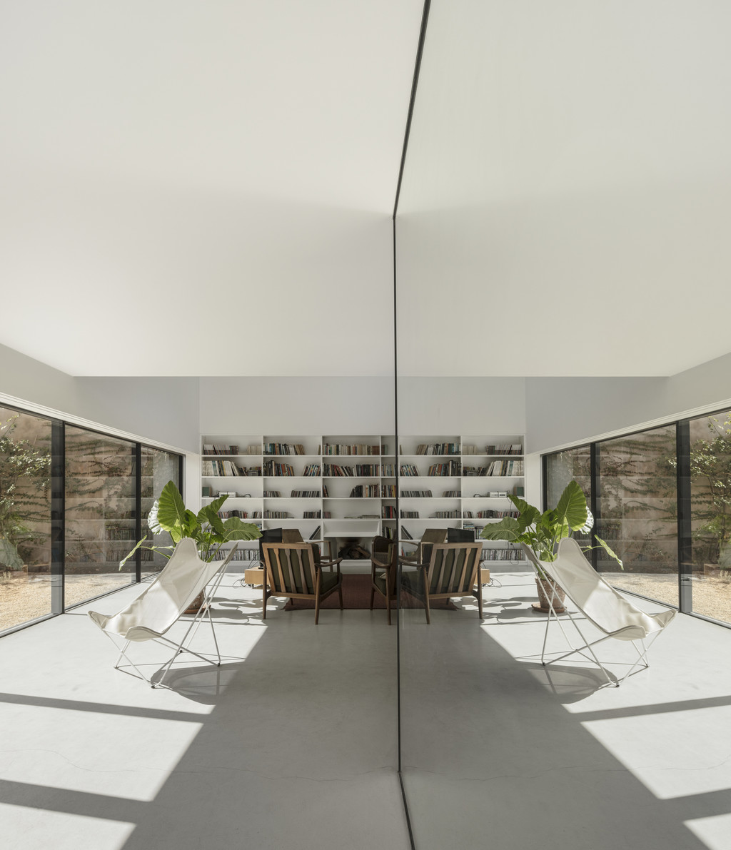 Por su piscina espejo, por su huerto de naranjos o por el color rosa de