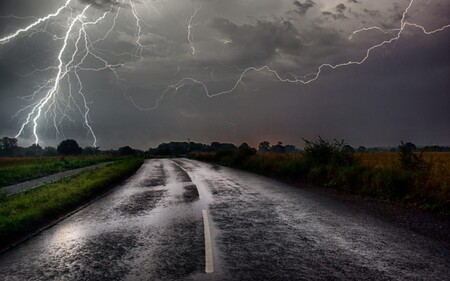 La tormenta perfecta: cómo conducir con lluvia intensa y granizo