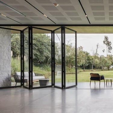 Cinco formas fáciles e inteligentes para limpiar los cristales más altos sin tener que utilizar una escalera 