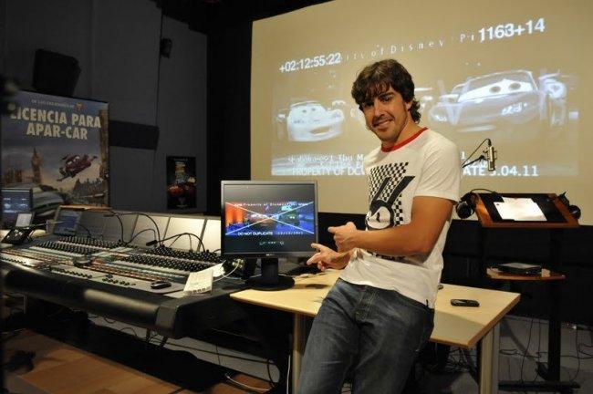 Fernando Alonso acompaña a Lewis Hamilton en Cars 2