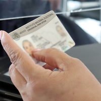 INE da luz verde a sus nuevas credenciales: QR, microtextos y marcadores táctiles para evitar falsificaciones 