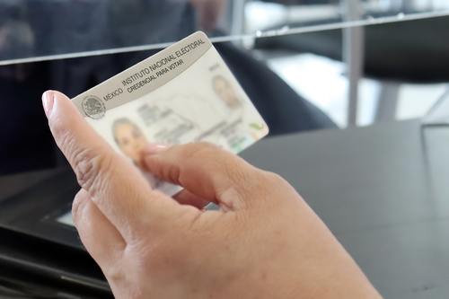 INE da luz verde a sus nuevas credenciales: QR, microtextos y marcadores táctiles para evitar falsificaciones