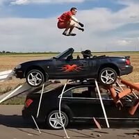 Un especialista ruso se partió la columna saltando un río con un BMW. Ahora está haciendo cosas aún más locas