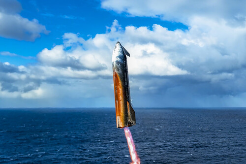 Starship pousa no mar após reentrada / Imagem: SpaceX