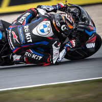 Espeluznante: Michael van der Mark se ha destrozado la pierna tras una caída en la que salió volando de su BMW  