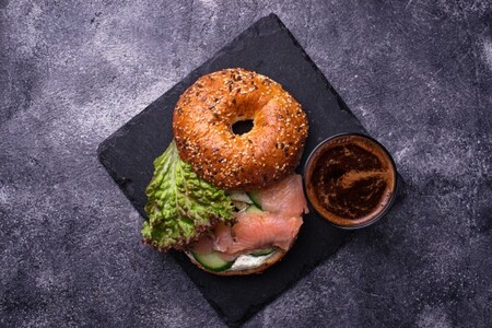 Bagels con salmón, queso crema y pepinillos. Receta fácil para el desayuno