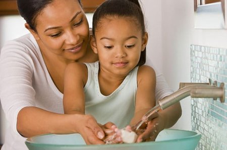 ¿Por qué tienen que lavarse las manos tus hijos?