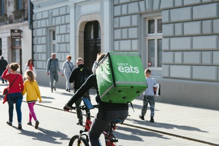 Just Eat, Glovo, Uber Eats y Deliveroo ante la cuarentena del coronavirus: estos son sus planes de reparto