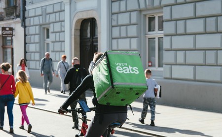 Just Eat, Glovo, Uber Eats y Deliveroo ante la cuarentena del coronavirus: estos son sus planes de reparto
