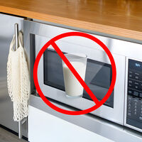 Pocos lo saben, pero calentar agua o leche en un microondas puede ser contraproducente 