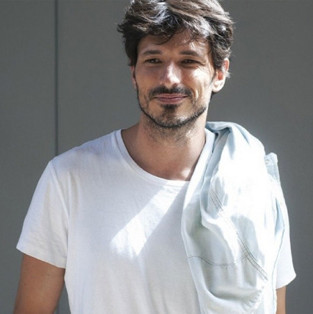 ¿Te han perdido la maleta en el aeropuerto? Tranquilo, con una camiseta blanca también se puede derrochar estilo
