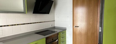 Era una cocina noventera larga y estrecha: ahora es una cocina moderna, luminosa y abierta al salón