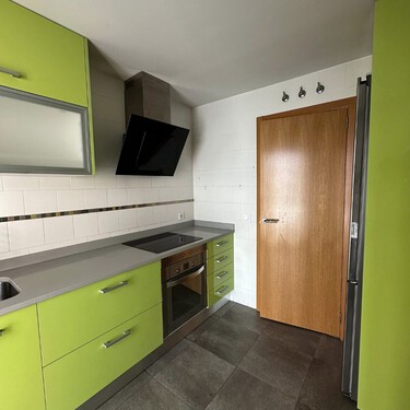 Era una cocina noventera larga y estrecha: ahora es una cocina moderna, luminosa y abierta al salón