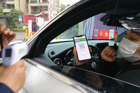 China crea una app para combatir el coronavirus y avisan de que comparte información con la policía